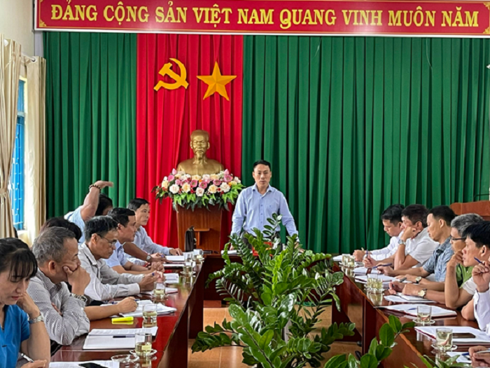 Doan cong tac cua Huyen uy lam viec tai xa Dlieyang 2